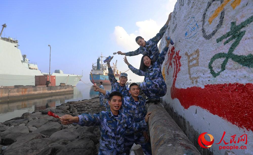 2017年11月10日，海口艦執行第27批護航任務期間靠泊吉布提港，圖為官兵位涂鴉牆積極傳播民族文化