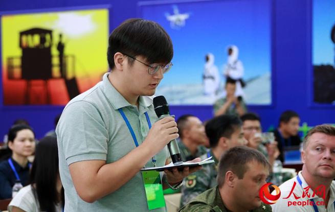 人民網記者在“國際軍事比賽-2018”賽前新聞發布會上提問。
