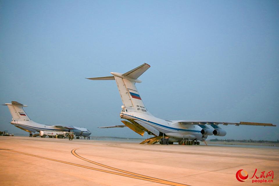 兩架軍用運輸機停靠庫爾勒機場。尹阿龍攝