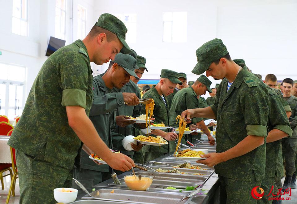 中方為外軍參賽官兵提供豐富多樣的飯菜。羅興倉攝