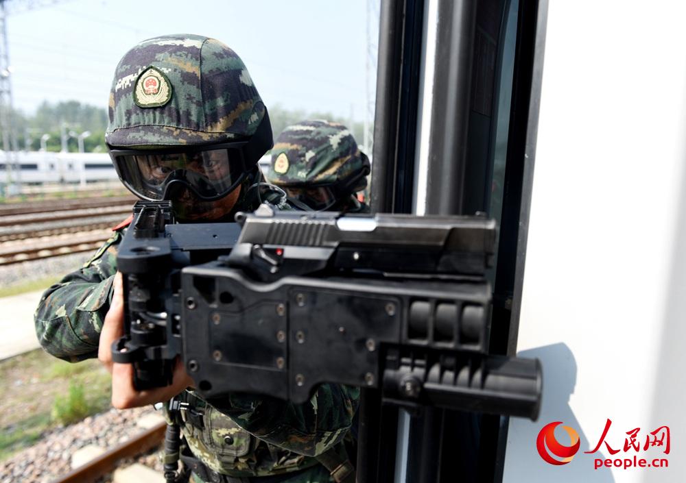 2018年7月30日，安徽合肥，武警特戰隊員利用拐彎槍瞄准“目標”。