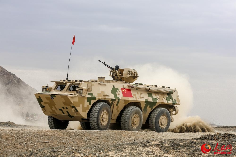 中國參賽車組駕駛92A輪式步兵戰車急速前進。尹阿龍攝