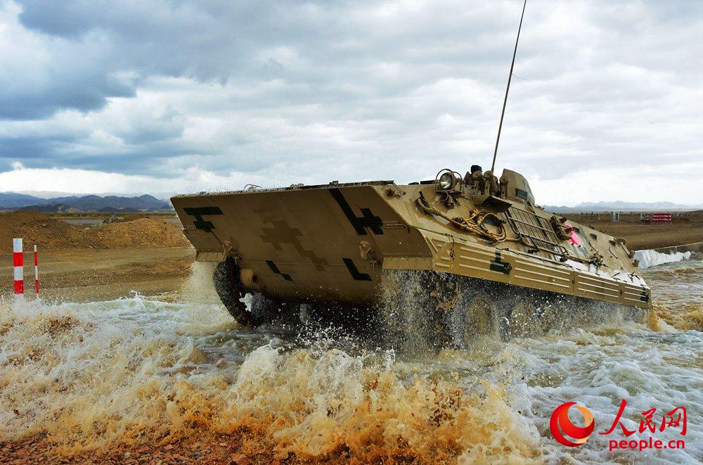 中國戰車快速沖出水面。羅興倉攝