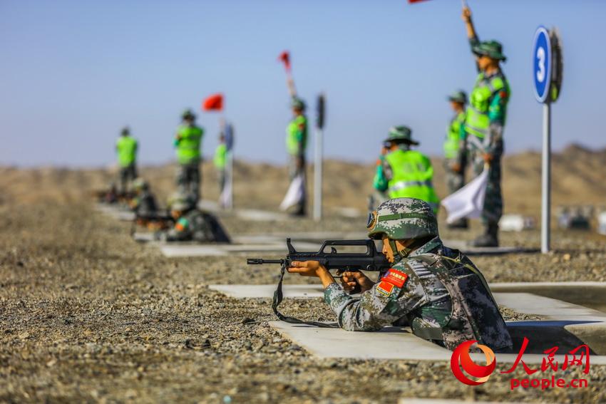 中國參賽車組進行自動步槍應用射擊
