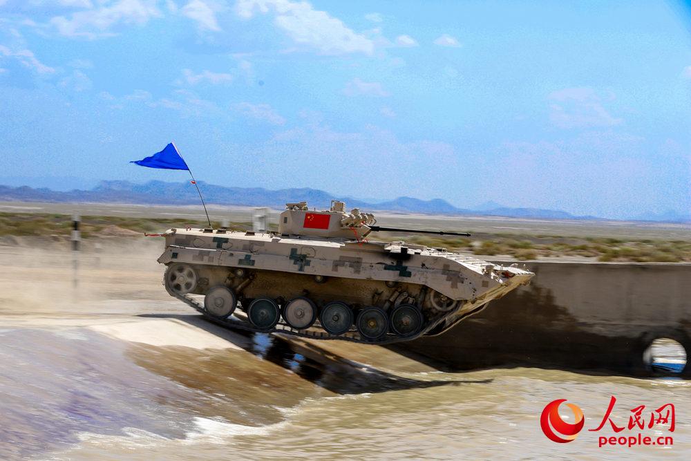 中國參賽戰車通過涉水場。 