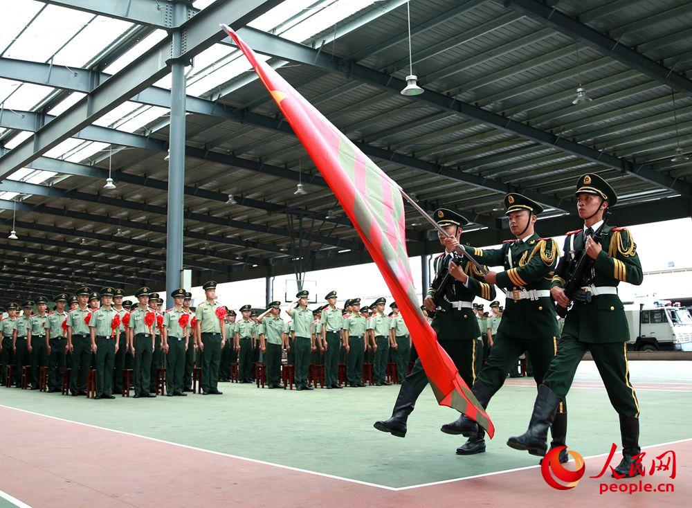 福建武警舉行退役士兵向軍旗告別儀式