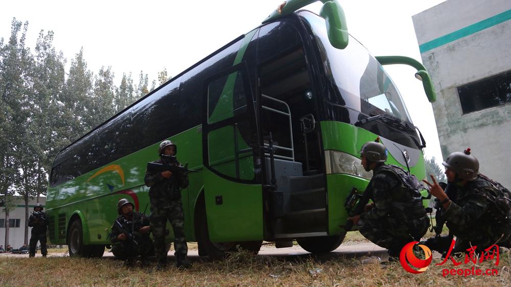 公交車反劫持訓練中，特戰隊員准備突擊。陳春越攝