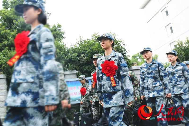 湖南衡陽36名女兵整裝待發今起奔赴軍營【4】