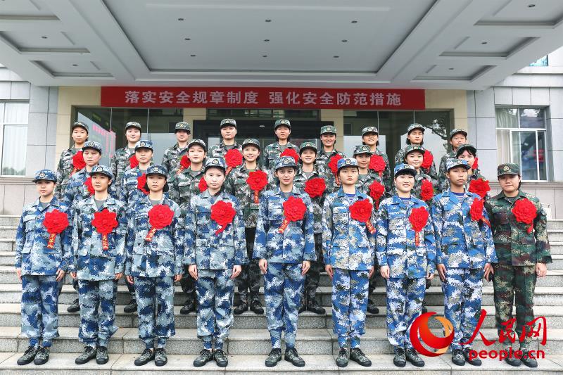 湖南衡陽36名女兵整裝待發今起奔赴軍營【2】