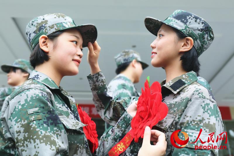 湖南衡陽36名女兵整裝待發今起奔赴軍營【3】