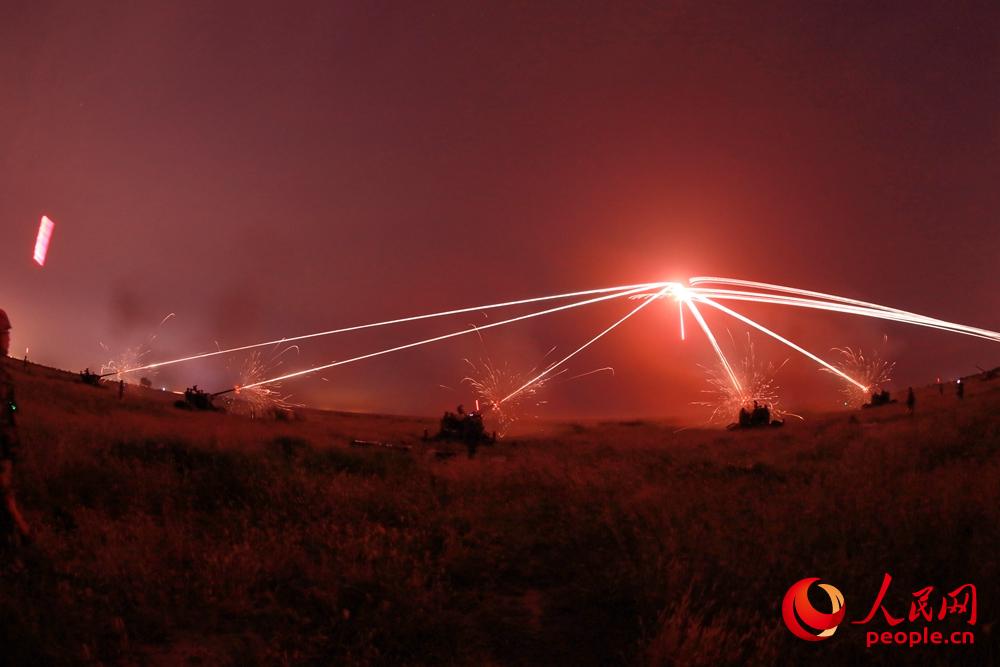 高炮分隊編就密集火力網實施夜間抗擊。