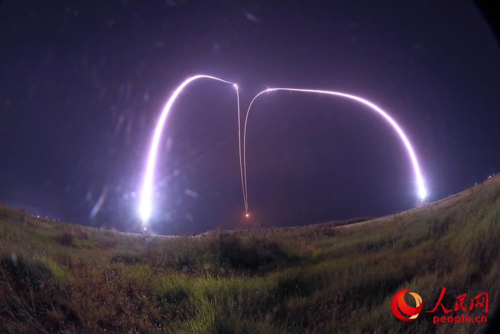 地空導彈分隊雙發齊射，在空中劃出優美弧線准確擊中目標。