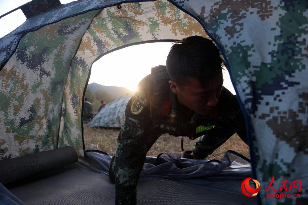 太陽西下特戰隊員搭建宿營帳篷