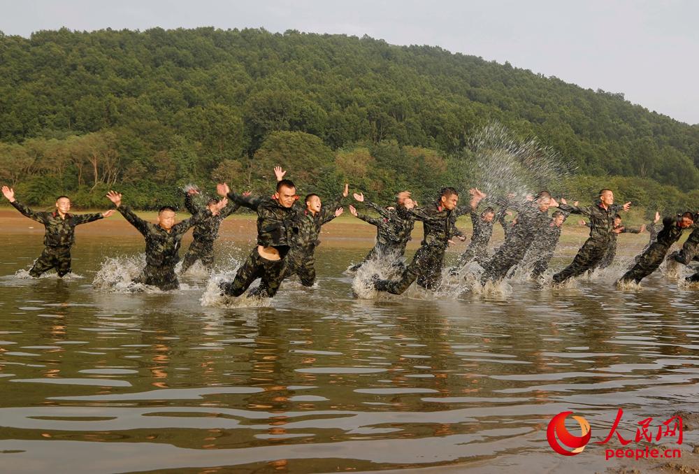 武警特戰隊員在某水域進行倒功訓練。
