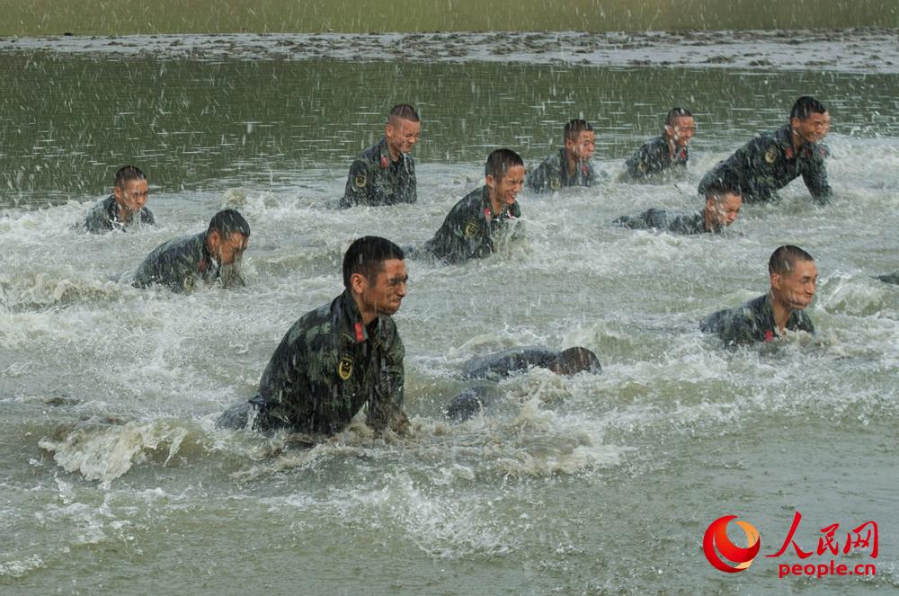 武警特戰隊員在某水域進行憋氣訓練。