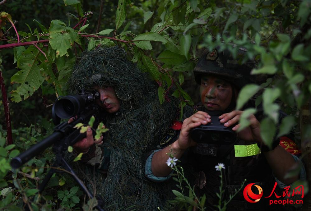 武警狙擊手在潛伏觀察“目標”。