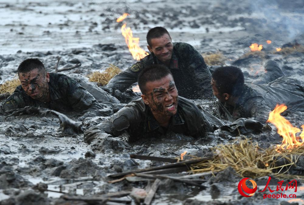 武警特戰隊員在泥潭爬行挑戰極限。