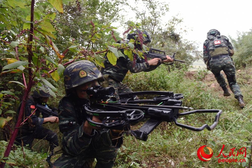 武警特戰隊員在某山地進行紅藍對抗實戰演練。