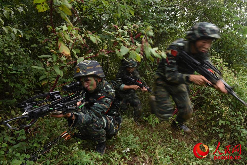 武警特戰隊員在某山地進行紅藍對抗實戰演練。