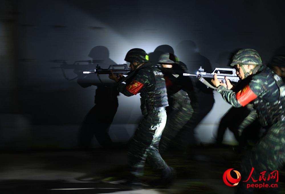 武警特戰隊員在某地域開展夜間捕殲戰斗演練。