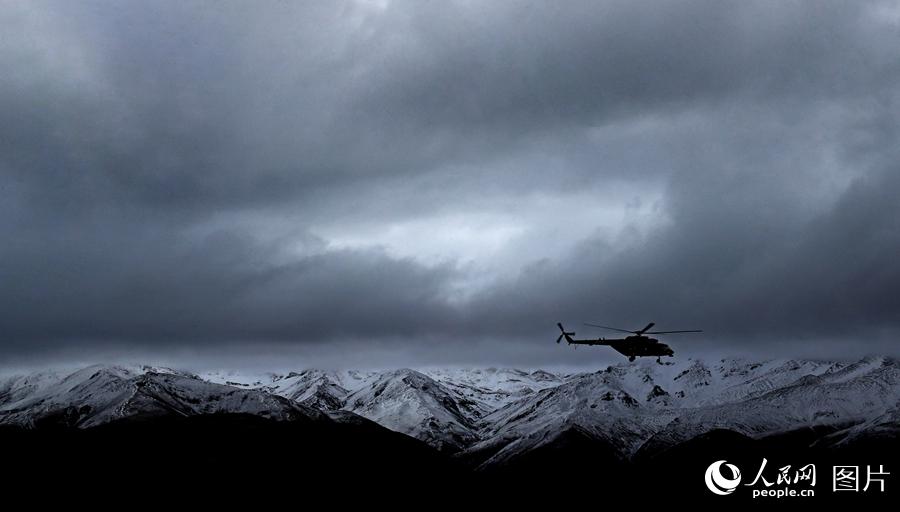 直升機巡邏於邊境雪線。