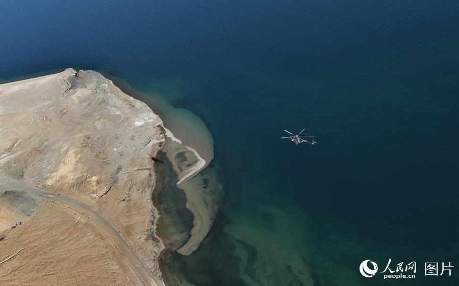  直升機巡邏於邊境上湛藍美麗的高原湖泊。