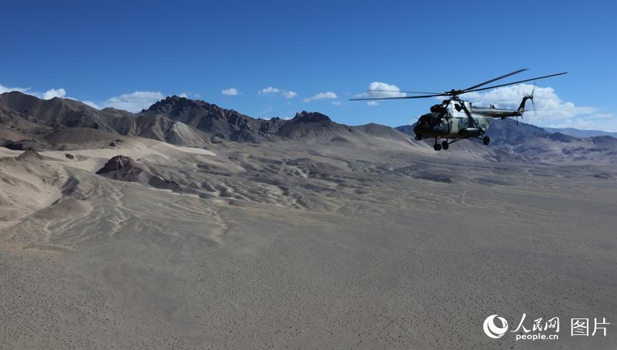 直升機巡邏於戈壁沙漠的邊防線。