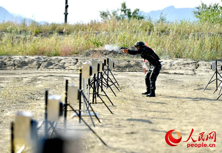 9月25日，參賽隊員在進行極限運動搜索射擊課目比武。曹峰攝 