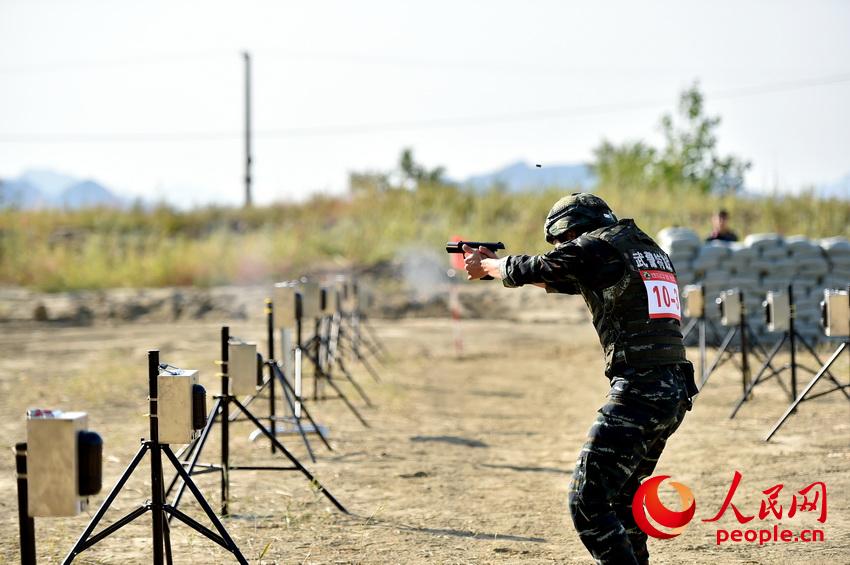 9月25日，參賽隊員在進行極限運動搜索射擊課目比武。曹峰攝 