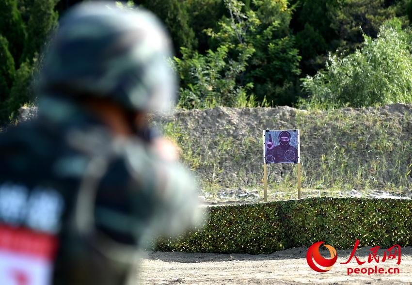 9月25日，參賽隊員在進行極限運動搜索射擊課目比武。曹峰攝  