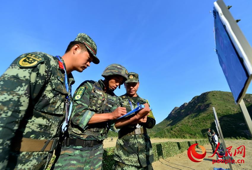 9月25日，在極限運動搜索射擊課目比武中，參賽隊員現場查看成績。曹峰攝