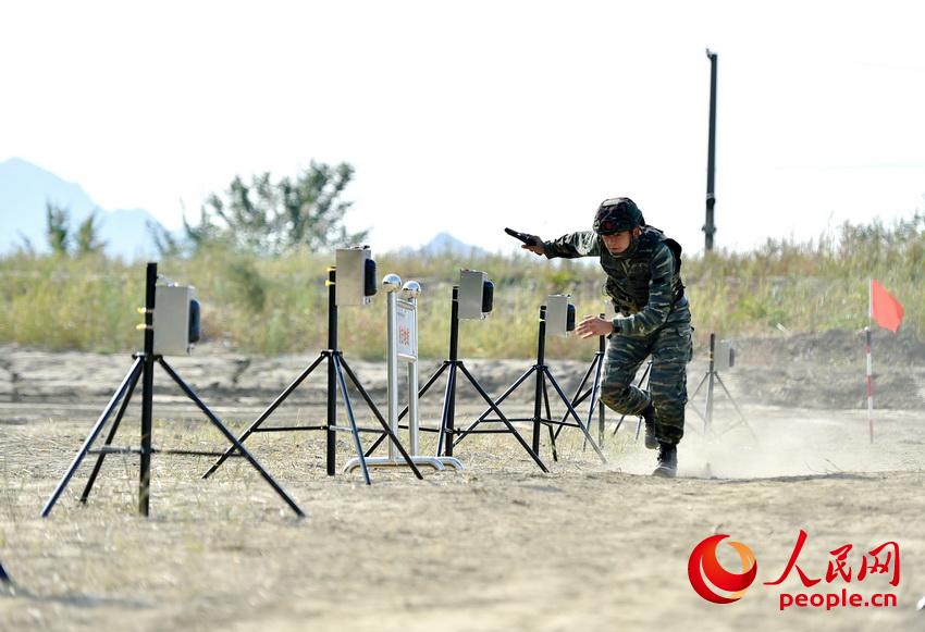 9月25日，在極限運動搜索射擊課目比武中，參賽隊員在爭分奪秒搜索“目標”。曹峰攝  
