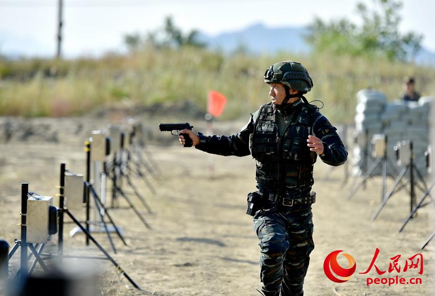 9月25日，在極限運動搜索射擊課目比武中，參賽隊員在爭分奪秒搜索“目標”。曹峰攝 