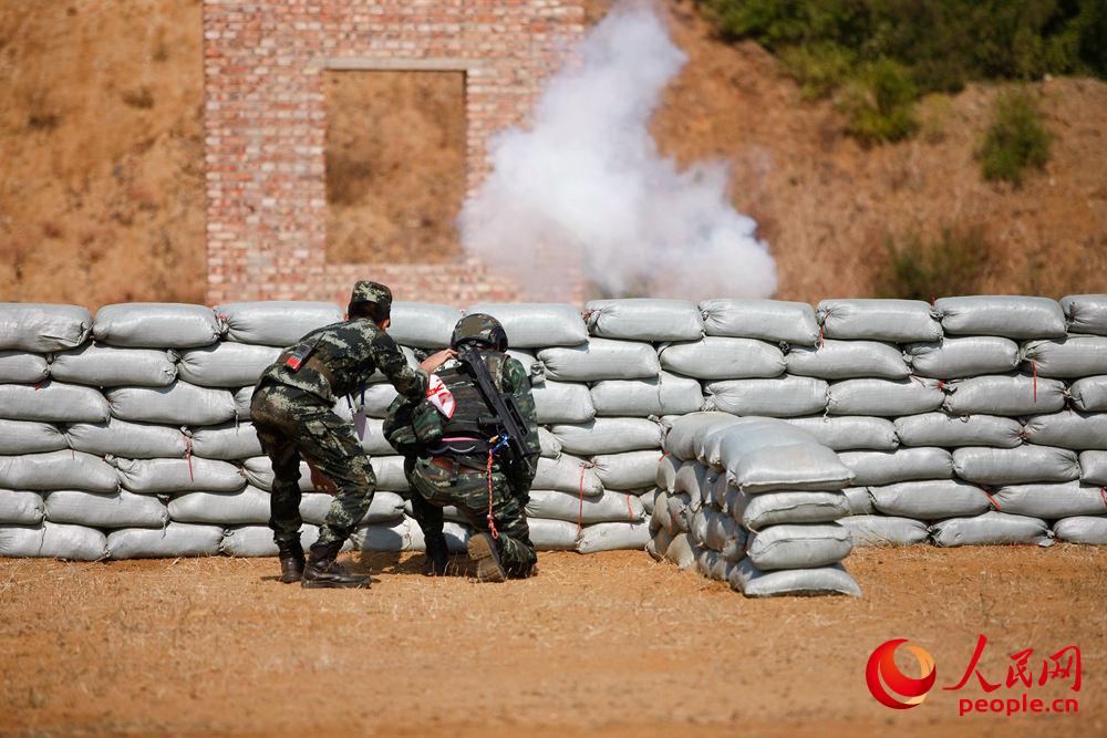 9月26日，在個人全能課目中，參賽隊員在進行手榴彈投擲。王濤攝