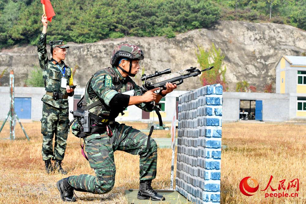9月28日，在个人全能课目中，一名参赛队员准备进行弓弩射击。李涛摄