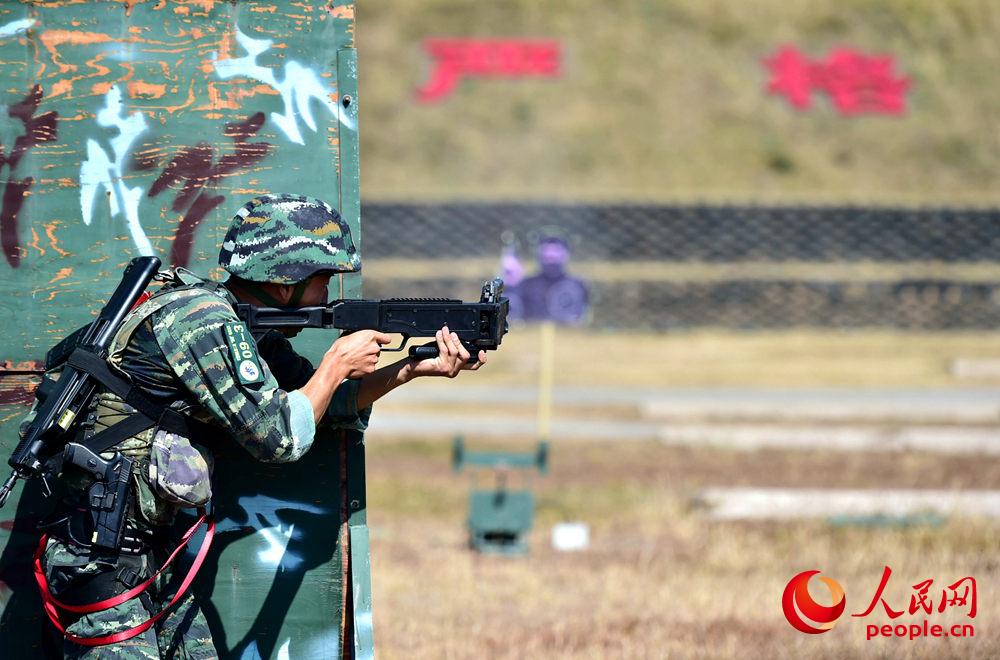 9月28日，在个人全能课目中，一名参赛队员利用拐角射击系统进行射击。曹峰摄