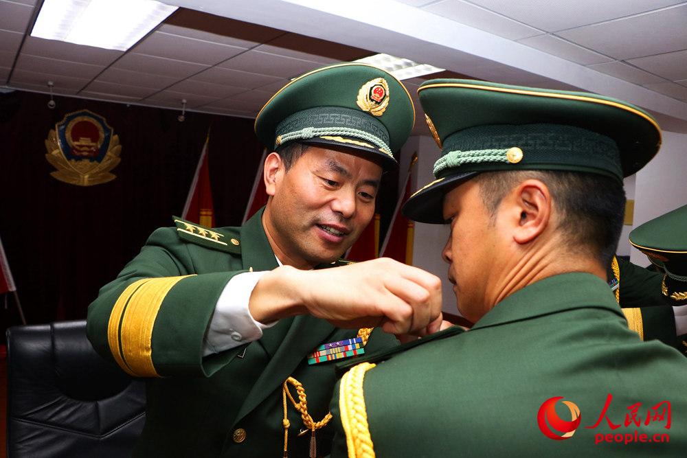 武警上海總隊執勤第四支隊舉行轉業干部向軍旗告別儀式【3】