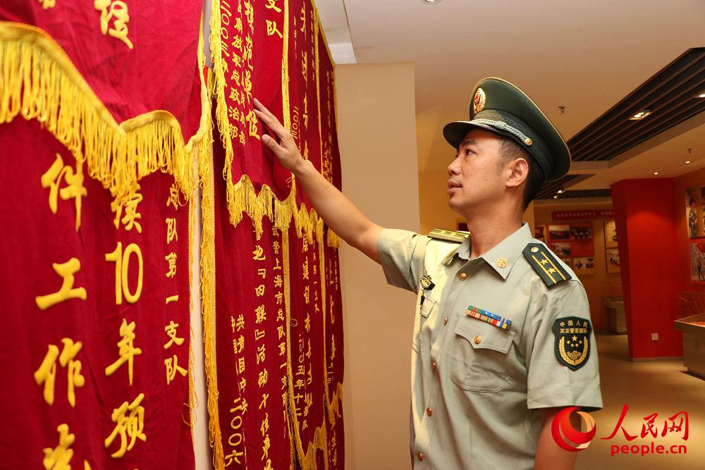 武警上海總隊執勤第四支隊舉行轉業干部向軍旗告別儀式【2】