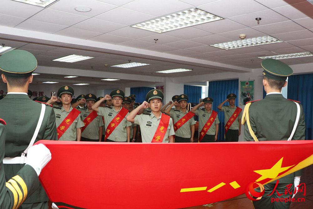 武警上海總隊執勤第四支隊舉行轉業干部向軍旗告別儀式