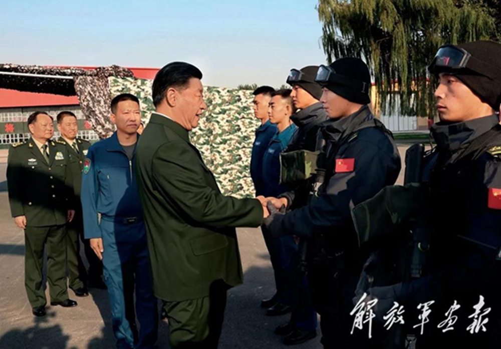 習近平來到某陸航旅訓練場，與官兵親切握手。