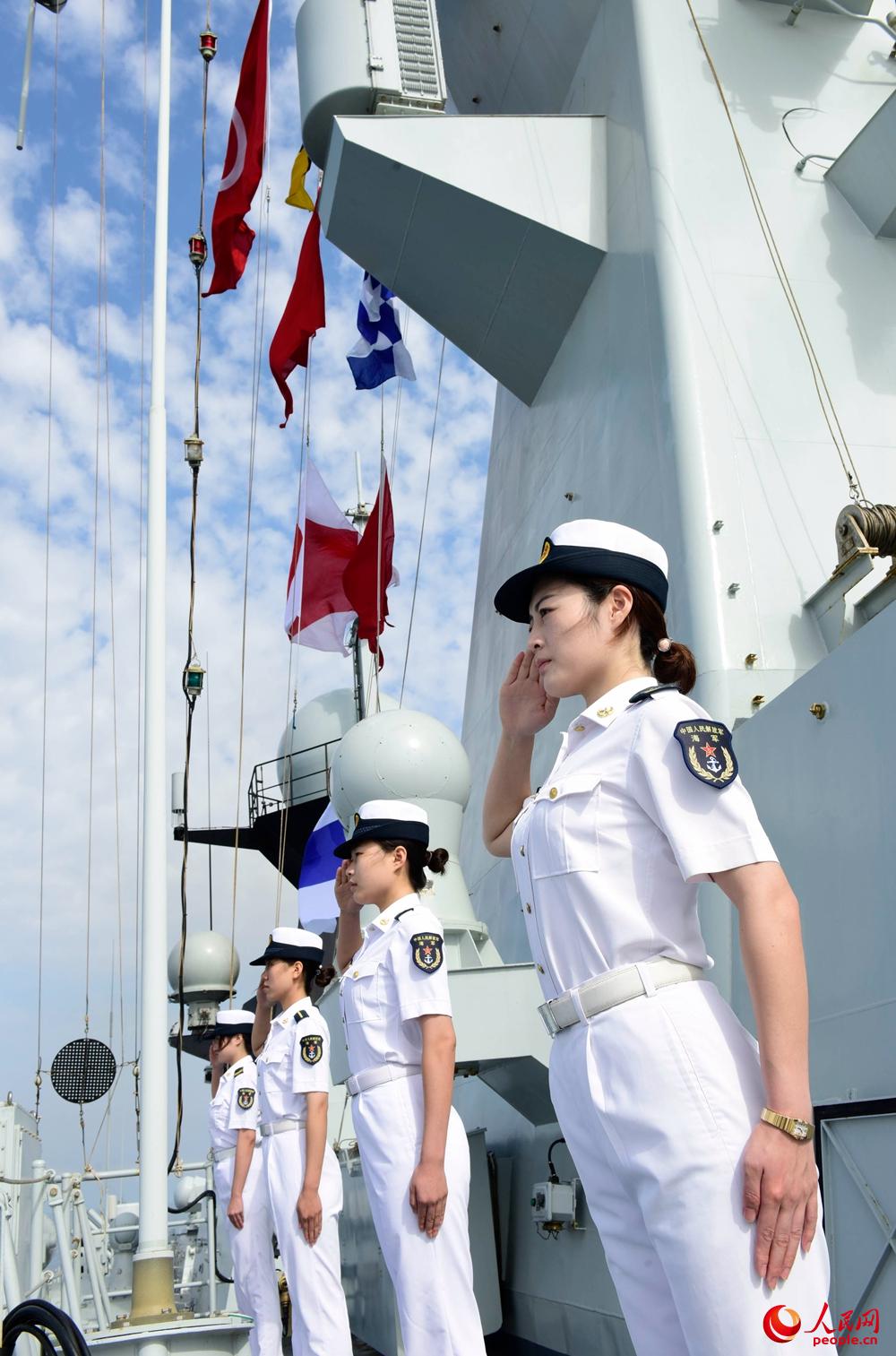蕪湖艦女兵在甲板列隊接受檢閱。來永雷攝