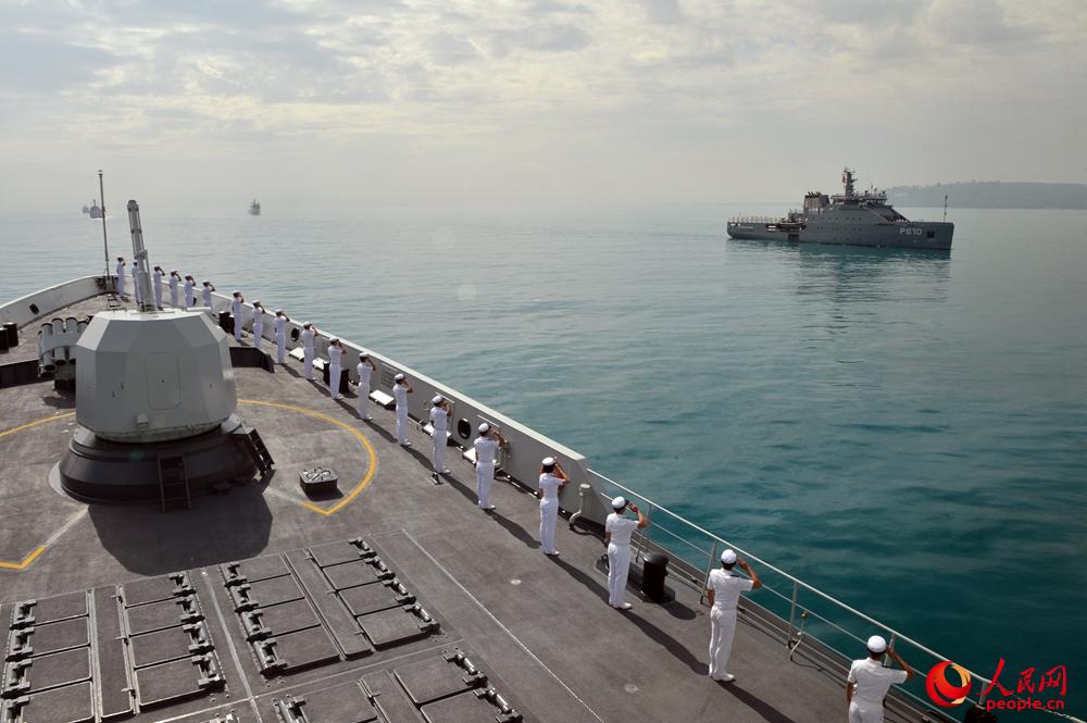 蕪湖艦官兵在閱艦式上行舉手禮，向“朱古達”號近海巡邏艦致敬。張海龍攝