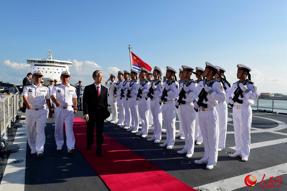 10月14日，蕪湖艦抵達突尼斯拉古萊特港，我駐突尼斯大使汪文斌在碼頭迎接，並檢閱儀仗隊。來永雷攝