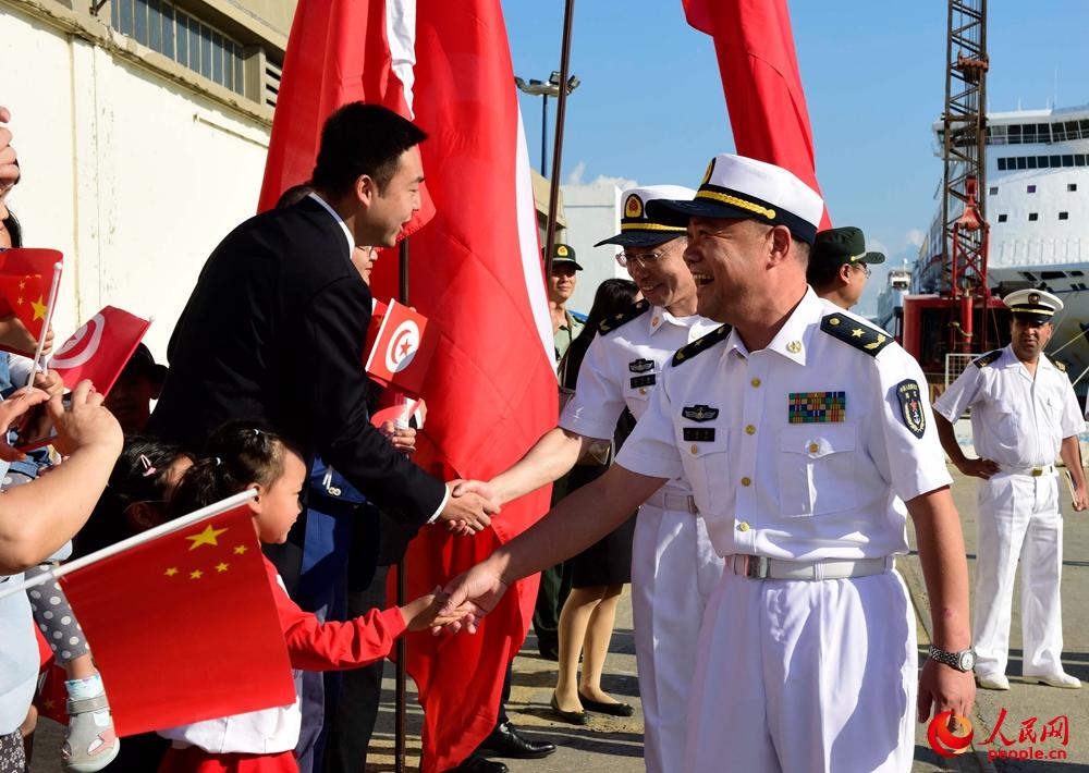 10月14日，蕪湖艦抵達突尼斯拉古萊特港，第三十批護航編隊領導與前來迎接的當地華人華僑握手。來永雷攝