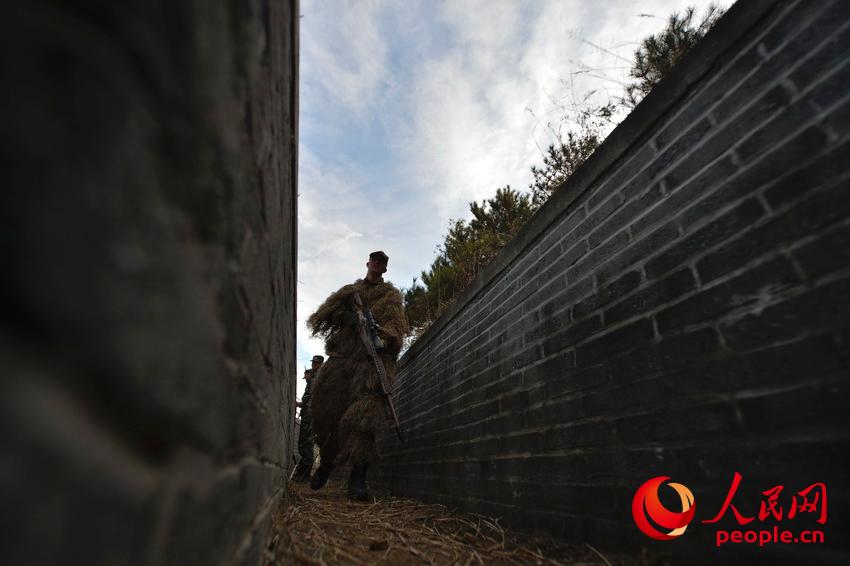 對抗狙擊課目中，參賽隊員通過塹壕。王濤攝影