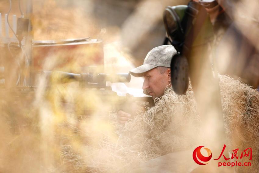對抗狙擊課目中，參賽隊員對目標實施射擊。王濤攝影
