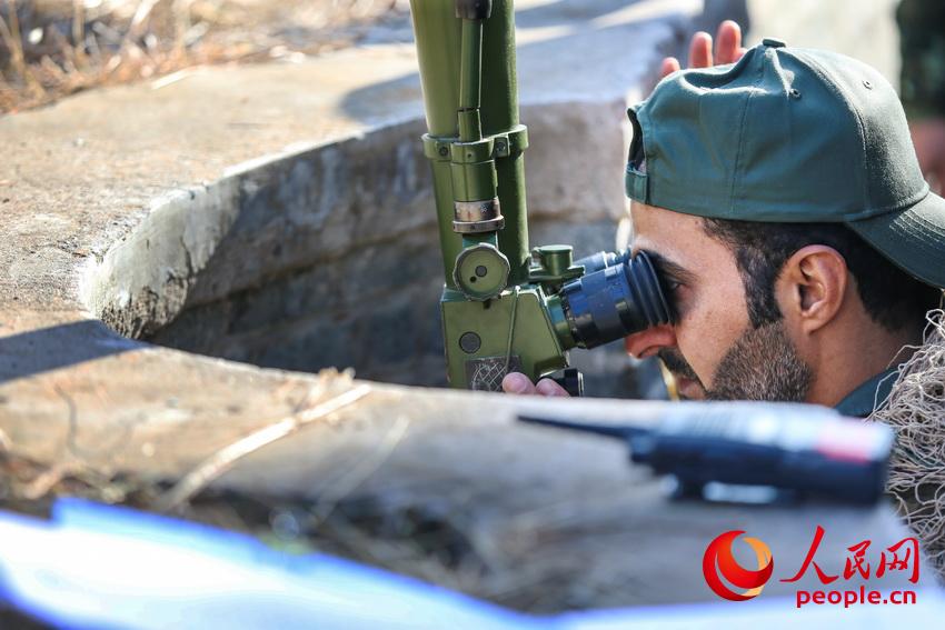 對抗狙擊課目中，參賽選手利用潛望鏡隱蔽觀察目標。安曉惠攝影