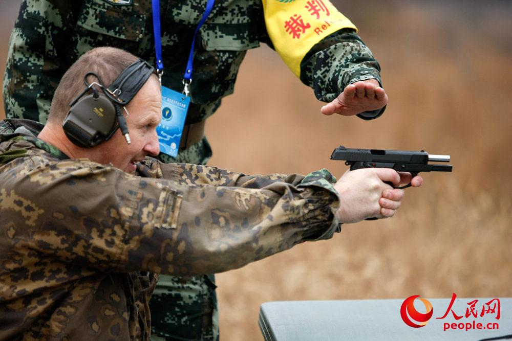10月21日，综合战斗狙击课目中，参赛队员进行手枪射击。王涛摄