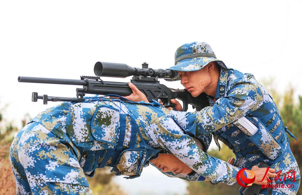 10月21日，综合战斗狙击课目中，参赛队员相互协作实施射击。安晓惠摄