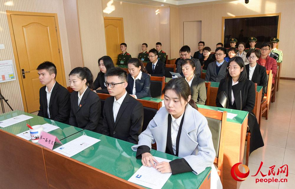北京總隊考場報考人員在備考區備考。安曉惠攝